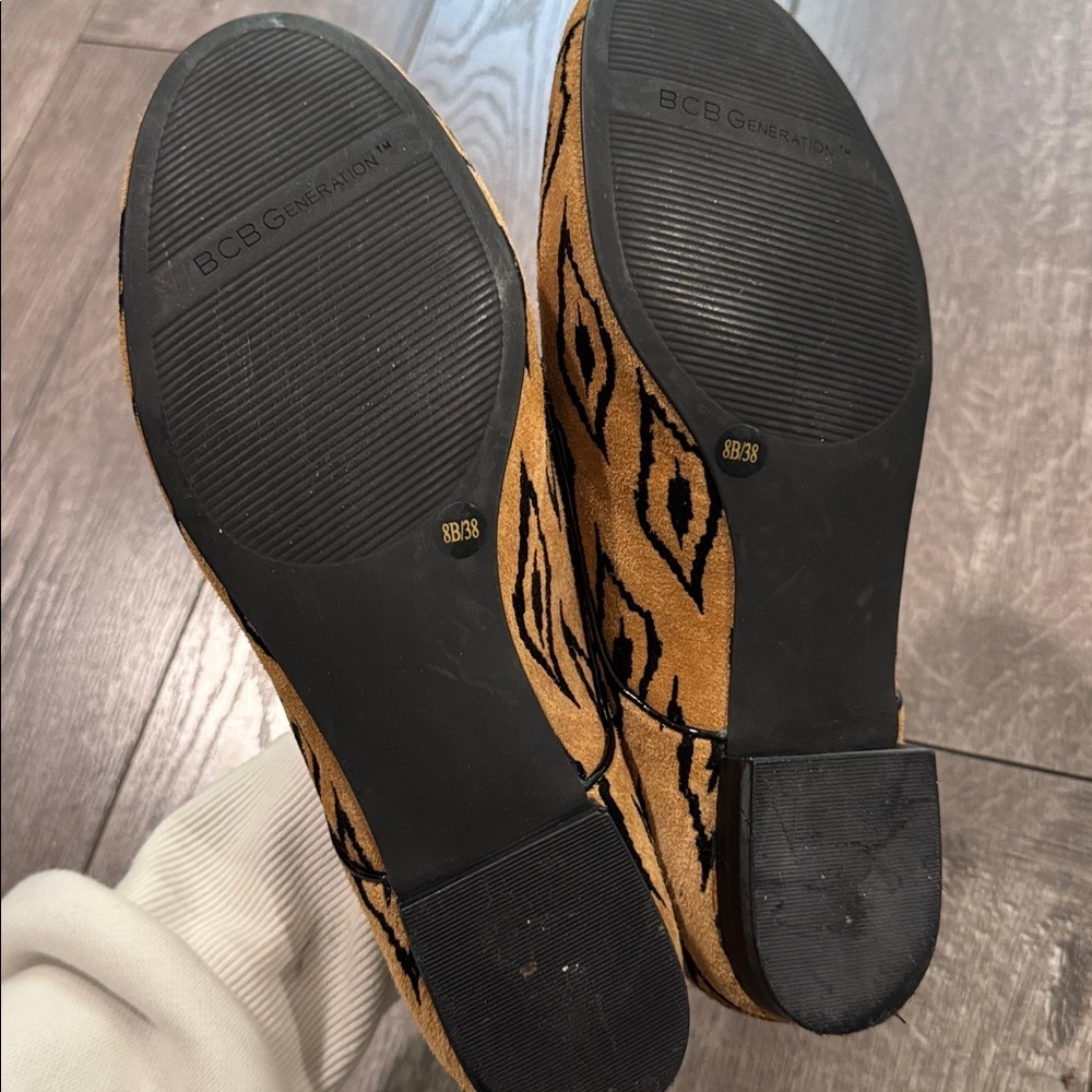 BCBG printed loafers size 8 - Picture 3 of 6